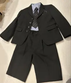 子供用フォーマルスーツ（黒、ポルカドットネクタイ）