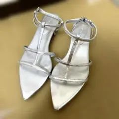 シルバー　Tストラップサンダル　ローヒール