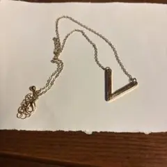 V字型金色ペンダントネックレス