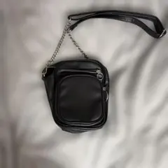 黒のショルダーバッグ ジッパーポケット付き