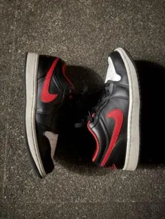 Nike Air Jordan 1 Low ブラック/レッド 7.5 US