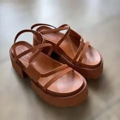 Charles&Keith プラットフォームサンダルのサムネイル