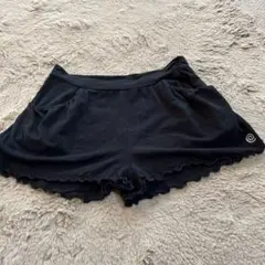 suria フリル裾 黒ショートパンツ