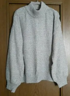 GU ベージュ ハイネックセーター