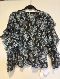 Lily Brown 新品、未使用フラワープリントブラウスのサムネイル