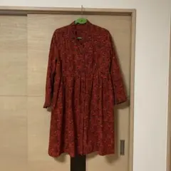 赤い幾何学模様のAラインワンピース