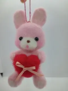 羊毛フェルト 恋のお守りうさぎのストラップ ハート付き