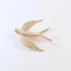 ゴールド ツバメ ブローチ・燕 シンプル 鳥 ゴールド 幸運 a1-3410