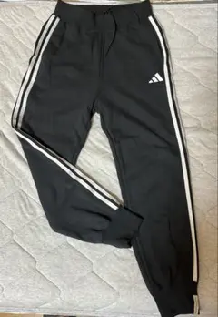 adidas ブラック ジョガーパンツ ストライプ