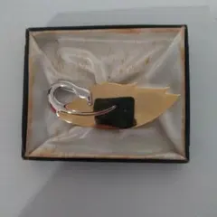 葉型ブローチ 金色と銀色