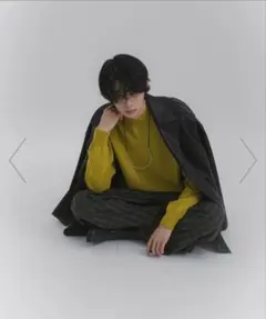 イエローハイネックニットセーター