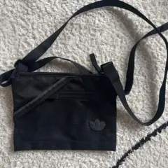 アディダス 黒 サコッシュバッグ