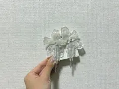 ホワイト フラワーデザイン 大ぶりピアス