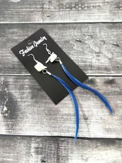 青い羽フックピアス