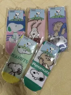 スヌーピー　PEANUTSのキャラクターがデザインされた　靴下5足セット