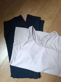 ネイビー レギンスとスモーキーピンクのヨガウエア