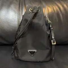 お盆セールPRADA ナイロン 巾着型 ブラック×ゴールド - メルカリ