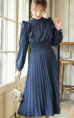 後ろリボン付きフリル装飾ウエストシャーリング切替プリーツワンピース　ネイビー