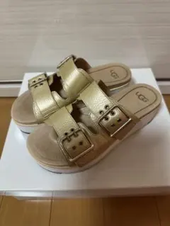 UGG ゴールド 厚底サンダル 22.5のサムネイル