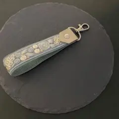 インド刺繍リボン　ハンドメイド　キーホルダー　ハンドストラップ　2.5㎝幅 水色