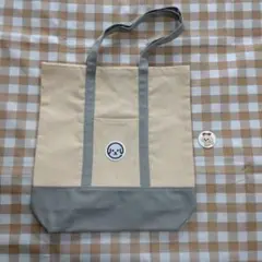 デージトートバッグとバッジ