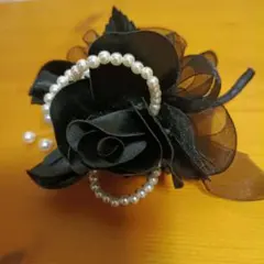 黒のバラ コサージュ