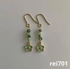 No.125 シンプル　ガラスビーズ　小花チャーム　ピアス　イヤリング