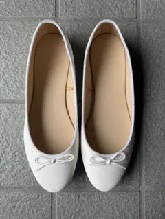 ホワイトリボン付きフラットシューズ