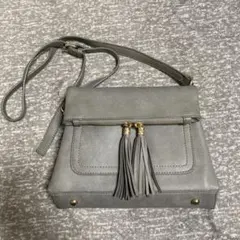 タッセル付き　グレーショルダーバッグ