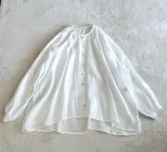 美品a+koloni リネンフリルスタンドカラー ブラウス長袖ゆったりシェル白のサムネイル