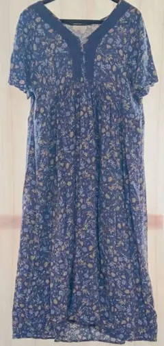 アースミュージック&エコロジー 白 小花柄 スモーキーブルー ふんわり ワンピ