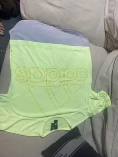adidas イエロー 半袖Tシャツ
