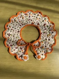 ハンドメイドベビーつけ襟　ポンポンオレンジお花