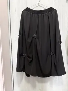 黒いフレアスカート ローズモチーフ