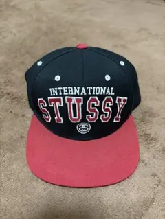 STUSSY インターナショナルキャップ 黒/赤