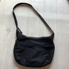 黒いショルダーバッグ ジッパー付き