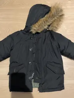 黒いファー付きダウンコート