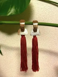 赤いフリンジのピアス