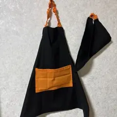 着脱簡単　110〜120サイズ　黒オレンジ　エプロンと三角巾セット　手作りのサムネイル