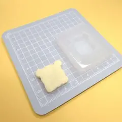 No. 62 くま食パン【シリコンモールド レジン 粘土 ハンドメイド】
