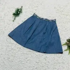 【リランドチュール】 ❣️ビジュー付膝上丈スカート❣️花 フレア プリーツ 青 M
