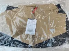 キッズ ベージュと黒のジップアップジャケット