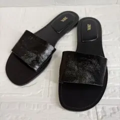 【未使用級】ZARA(ザラ) 黒 フラットサンダル サイズ40 (25.0)のサムネイル