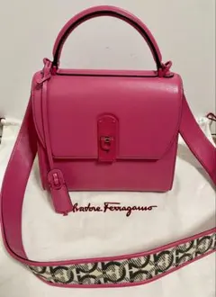 Salvatore Ferragamo ピンク レザーショルダーバッグ