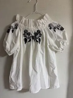オフショルダー刺繍シャツ