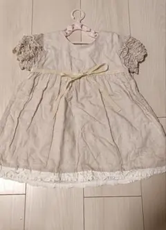ベージュ フリル付きワンピース 70〜80cmのサムネイル
