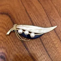 葉の形状のブローチ ゴールド パール付き