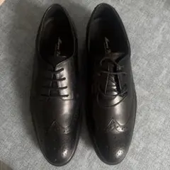 黒いレザーウィングチップドレスシューズ
