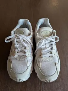 アディダス オリジナルス ファルコン　22.5cm 白