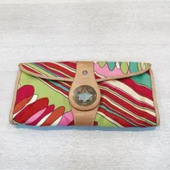 レトロなデザインのクラッチバッグ　ケートスペード